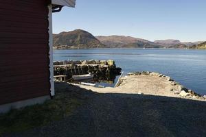 uitzicht op de fjord in noorwegen bij de westkap. selje is een visparadijs foto