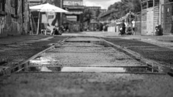wegsporen door het asfalt in een straat in berlijn afgebeeld in zwart-wit foto
