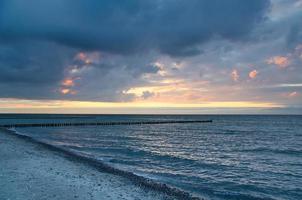 zonsondergang op de Oostzee. zee, boon sterke kleuren. vakantie op het strand. landschap foto