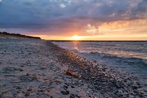zonsondergang op de Oostzee. zee, boon sterke kleuren. vakantie op het strand. landschap foto