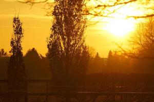 ondergaande zon aan de rand van berlijn. de lucht lijkt te branden foto