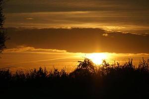 ondergaande zon aan de rand van berlijn. de lucht lijkt te branden foto