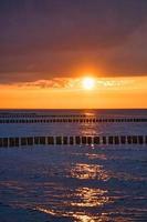 zonsondergang op de Oostzee. zee, boon sterke kleuren. vakantie op het strand. landschap foto