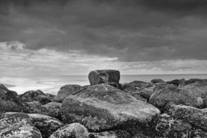 stenen golfbreker aan zee in denemarken foto