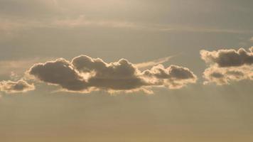 wolken verlicht door de zon aan de hemel als achtergrond foto