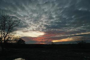 ondergaande zon aan de rand van berlijn. de lucht lijkt te branden foto