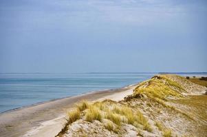 hoge duin op de darss. uitzichtpunt in het nationale park. strand, Oostzee, lucht en zee. foto