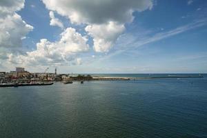 Rostock haven uitgang. uitzicht over warnemuende, het strand en de vuurtoren foto