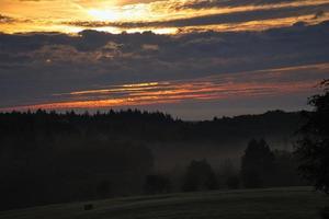 opkomende zon op mistige weide in de ochtend in Saarland foto