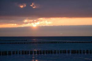 zonsondergang op de Oostzee. zee, boon sterke kleuren. vakantie op het strand. landschap foto