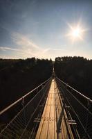 zicht op de geierlay hangbrug. foto