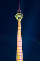 lichtfestival 2021, hier wordt de Berlijnse Ferneturm verlicht foto