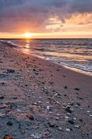 zonsondergang op de Oostzee. zee, boon sterke kleuren. vakantie op het strand. landschap foto