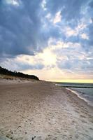 op het strand van de Oostzee. zonsondergang, kribben, strand en zand. landschapsopname foto