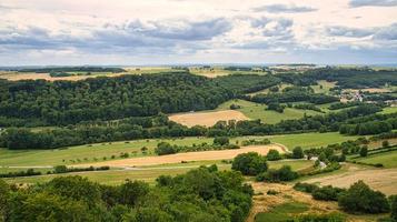 korenvelden waarop balen stro achterblijven na de oogst. tarwe werd geoogst. foto