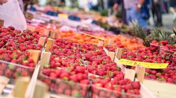rode aardbeien op een wekelijkse markt. foto