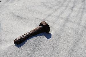 verroeste schroef op het strand foto