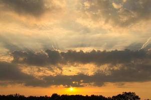 ondergaande zon aan de rand van berlijn. de lucht lijkt te branden foto