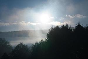 zonsopgang met mist in de vroege ochtenduren. mystieke sfeer foto