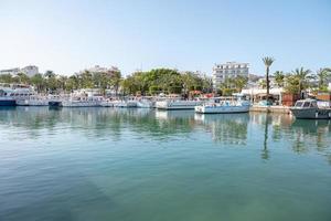 sant antoni de portmany, ibiza, spanje, 4-13-22-boot in panorama van de stad foto