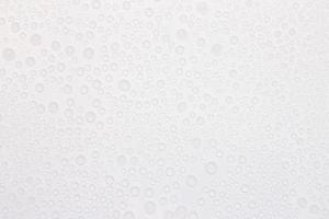 waterdruppel op wit oppervlak als achtergrond foto