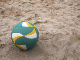 hoge hoek bekijken beachvolleybal op zand met kopie ruimte foto