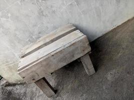 eenvoudige kleine stoel gemaakt van hout foto