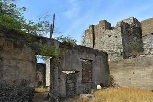 verlaten stenen gebouwen van de voormalige goudmolen foto