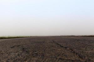 asfaltweg in de mist foto