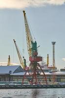 havenkranen, containerschipterminal, vrachtcontainerwerf foto