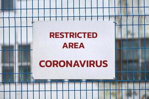 bord met beperkt gebied, coronavirus, covid-19, quarantainezone foto