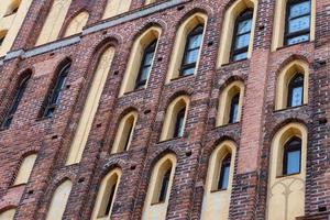 architectonische elementen, gewelven en ramen van de gotische kathedraal. rode bakstenen muren. Kaliningrad, Rusland. immanuel kant eiland. foto