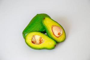 Snijd verse avocado. foto