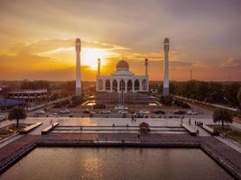 landschap van mooie zonsonderganghemel bij centrale moskee in songkhla-provincie, zuidelijk van thailand. foto