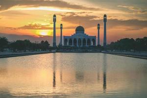 landschap van mooie zonsonderganghemel bij centrale moskee in songkhla-provincie, zuidelijk van thailand. foto