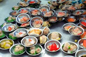 Chinees eten dim sum op zelfbediening busket lade achtergrond. traditie dimsum is lokaal eten in Songkhla, ten zuiden van Thailand. foto