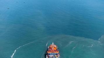 luchtfoto op de top van een vrachtschip met container en rennend voor export vrachtwerfhaven naar internationale aangepaste oceaan. concept van technologietransport, inklaring, webinarbanner. foto