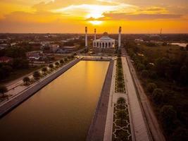 landschap van mooie zonsonderganghemel bij centrale moskee in songkhla-provincie, zuidelijk van thailand. foto