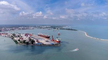 songkhla island, thailand - februari 2022 - luchtfoto van transport industriële scheepvaart en vrachtschipcontainer. gelegen op een schiereiland dat het estuarium scheidt. foto