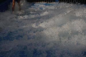 grote golven bij het aquaticum in boedapest foto