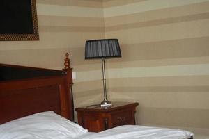 een slaapkamer met een bed en de lamp foto