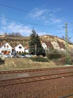 tokaj, hongarije-03.08.2020. een trein op een stalen spoor foto