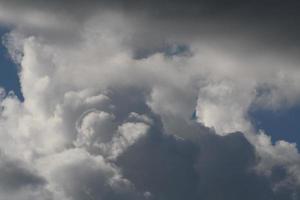 wolken in de lucht foto