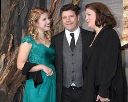 los angeles, 2 dec - alexandra astin, sean astin, christine astin bij de première van the hobbit in dolby theater op 2 december 2013 in los angeles, ca foto