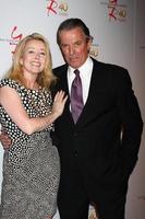 los angeles, 26 maart - melodie thomas scott, eric braeden woont de 40e verjaardag van de jongeren en de rusteloze viering bij in de cbs tv-stad op 26 maart 2013 in los angeles, ca foto