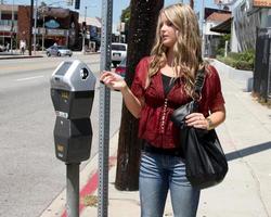 los angeles, 1 aug - savannah outen gezien in de stad, met wallflower-jeans in midtown la op 1 augustus 2011 in los angeles, ca foto