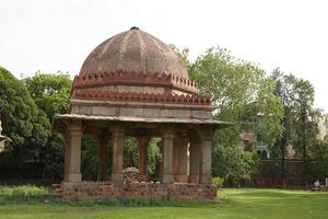 tughluq-graven indisch subcontinent eentonige en zware constructies in indo-islamitische architectuur gebouwd tijdens de tughlaq-dynastie foto