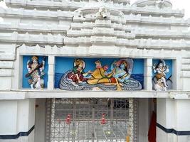 laxmi vishnu en brahma in tempel foto