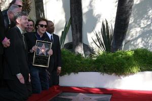 los angeles, 9 feb - paul mccartney bij de hollywood walk of fame ceremonie voor paul mccartney bij capital records building op 9 februari 2012 in los angeles, ca foto