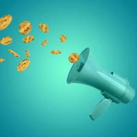 bitcoin gouden munten symbool vliegen in de lucht met blauwe megafoon op lichtblauwe achtergrond. creatief cryptocurrency of blockchain-concept. aandelenmarkt, digitaal goudgeld. drijvende megafoon. foto
